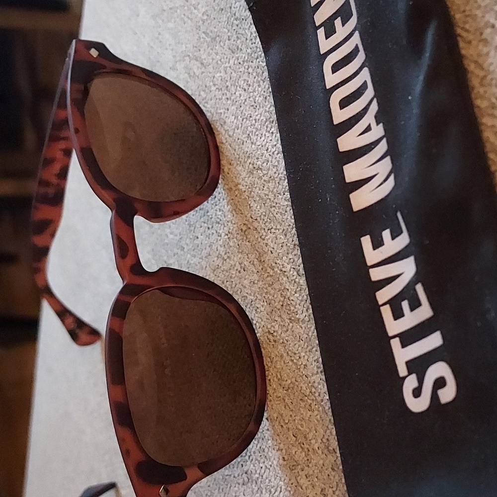 Steve Madden Sunglasses/Reader Lens (+2.00) with Case